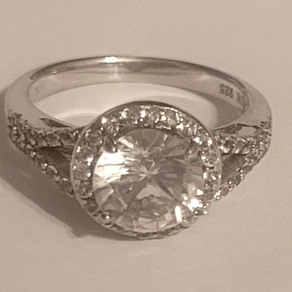 STOLEN NOT FOR SALE!!!!! 925 Beautiful Ring w/ cubic Zirconias size 7 - Picture 2 of 5